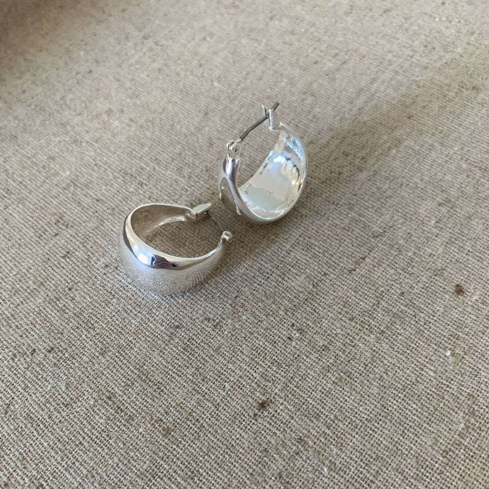Chloe + Isabel Small Hoop Earrings